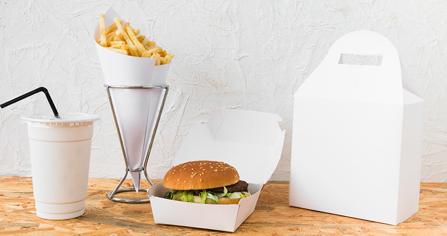 copo emabalagens de fast food e outros alimentos representando as funções da embalagem