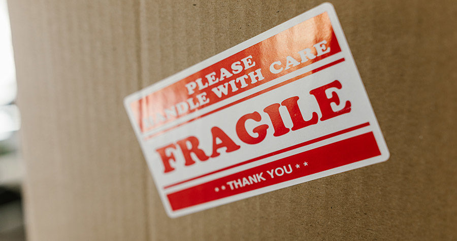 caixa de papelão com aviso de que contém produtos frágeis